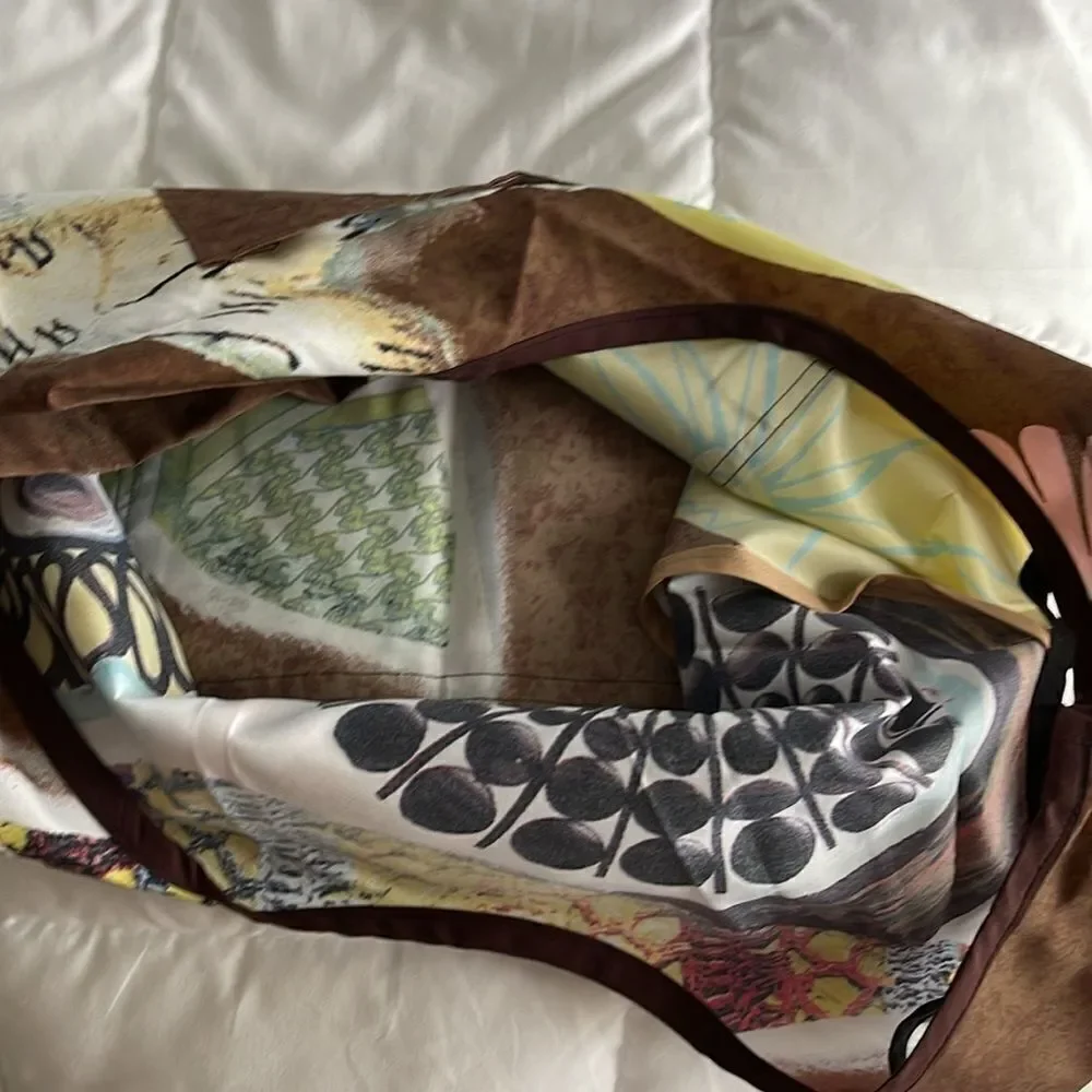 Adorable shoulder satchel.  Great print!